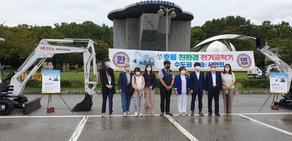 경기 안산 화랑유원지에서 진행된 친환경 전기굴착기 시연회 모습