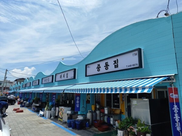 군산 구도심 상권르네상스 대표 사업인 중앙상가 순대국밥 특화거리 전경. 점포 간판 등이 정비되어 있다.