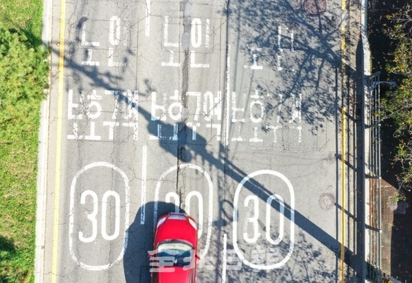 도내도 초고령층사회로 진입하며 노인들의 교통사고 방지를 위해 지정된 노인보호구역이 태부족하다는 지적속에 30일 차량이 전주의 한 노인복지관 앞 노인보호구역 구간을 지나고 있다. /사진 = 오세림 기자