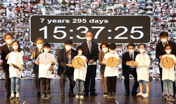 지난 30일 전북대 삼성문화회관에서 열린 ‘2021 대한민국지속가능발전대회’에서 참석자들이 아이들과 퍼포먼스를 하며 기념촬영을 하고 있다. /사진 제공 = 전주시