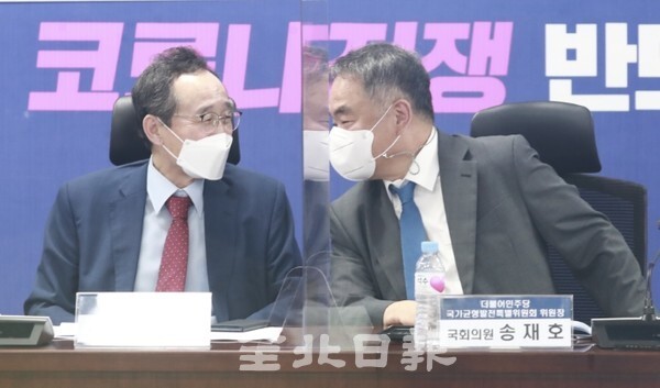 더불어민주당 국가균형발전틀벽위원회 출범식 및 제2차 공공기관 이전 간담회가 30일 국회의원회관에서 열려 송하진 도지사와 송재호 더불어민주당 국가균형발전특별위원회위원장이 이야기를 나누고 있다. /사진제공 = 전북도청