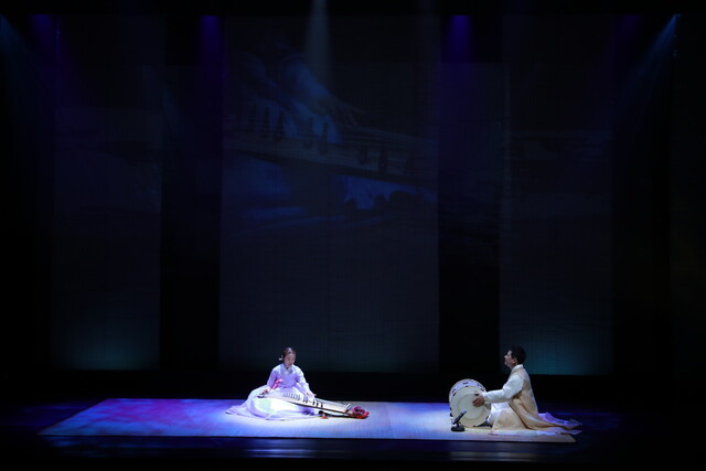 1일 전주 소리문화의전당 모악당에서 강정숙 명인이 고정훈 고수의&nbsp; 북장단에 맞춰 서공철류 가야금 산조를 연주하고 있다.&nbsp; 사진제공=전주세계소리축제 조직위&nbsp;