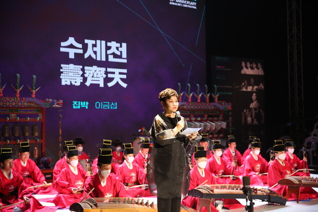 1일 전주소리문화의전당 야외 공연장에서 현경재 음악평론가가 수제천에 대해 해설하고 있다.&nbsp;