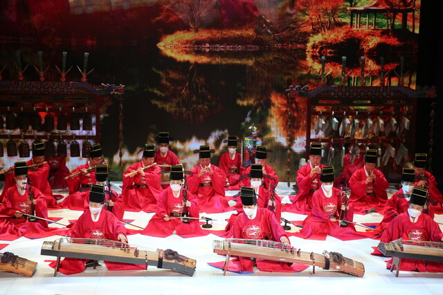 1일 전주 소리문화의전당 야외 공연장에서 (사)정읍수제천보존회가 수제천을 연주하고 있다.&nbsp;