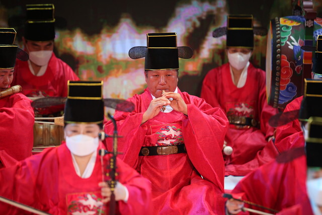 1일 전주소리문화의전당 야외 공연장에서&nbsp; (사)정읍수제천보존회가 수제천을 연주하고 있다. 사진제공=전주소리문화의전당