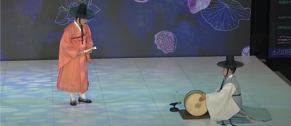 3일 전주소리문화의전당 야외공연장에서 심청가를 열창하고 있는 소리꾼 김정훈, 사진제공=전주세계소리축제 유튜브 영상 캡쳐