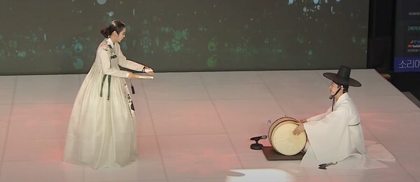 3일 전주소리문화의전당 야외 공연장에서 적벽가를 열창하고 있는 소리꾼 김주리. 사진제공=전주세계소리축제 유튜브 영상 캡쳐