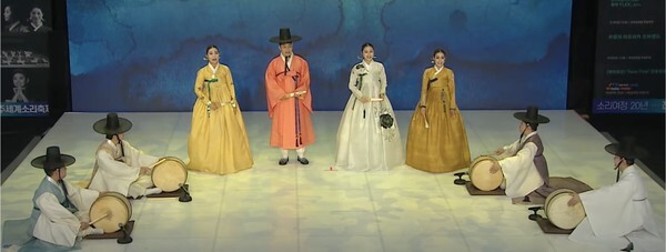 3일 함께 공연하는 젊은 소리꾼들과 고수들. 고수 추지훈, 고수 박민성, 한아름, 김정훈, 김주리, 박자희, 고수 고정훈, 고수 이우성(왼쪽부터) 사진제공=전주세계소리축제 유튜브 영상 캡쳐