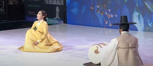 3일 전주소리문화의전당 야외공연장에서 춘향가를 열창하고 있는 젊은 소리꾼 한아름, 사진제공=전주세계소리축제 유튜브 영상 캡쳐