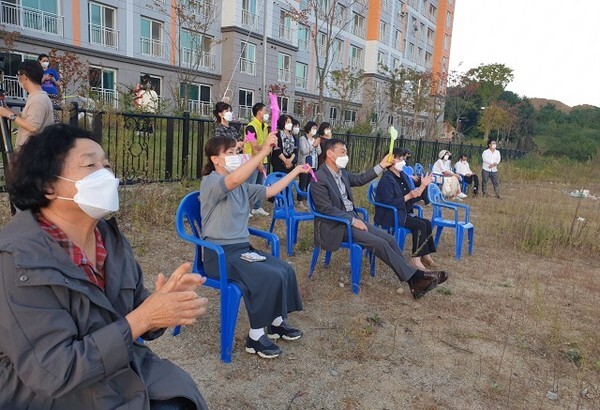 진안군치매안심센터가 지난달 30일 진행한 베란다 콘서트