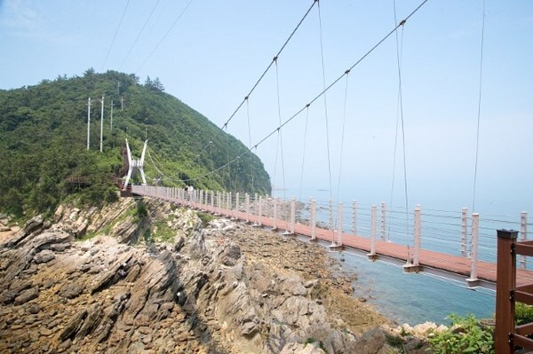 오는 15일 정식 개통하는 고군산군도 무인섬 광대도와 유인섬 방축도를 연결하는 '방축도 출렁다리'.