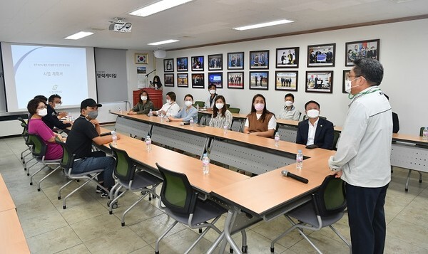 지난1일 정석케미칼을 방문한 김재천 완주군의장이 관계자로부터 설비와 테크노벨리 제2산단 입주계획 등을 청취하고 있다.