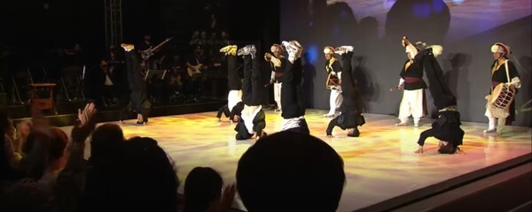 3일 전주소리문화의전당 야외공연장에서 타악그룹 동남풍과 비보이 그룹 라스트 포원이 ‘뱃노래’를 선보이고 있다. /사진=전주세계소리축제 유튜브 영상 캡처