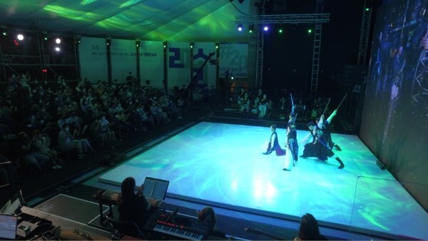 3일 전주소리문화의전당 야외공연장에서 지무단과 타악연희원 아퀴가 ‘군악’을 선보이고 있다. /사진=전주세계소리축제 조직위