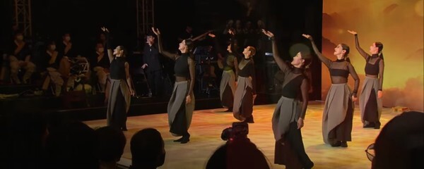 3일 전주소리문화의전당 야외공연장에서 널마루무용단과 주스프로젝트가 ‘해야’를 선보이고 있다. /사진=전주세계소리축제 유튜브 캡처