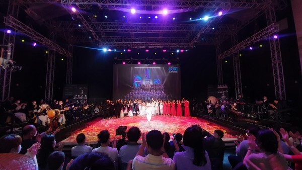 3일 전주소리문화의전당 야외공연장에서 전 출연진이 무대 위에 올라 마지막을 장식하고 있다. /사진=전주세계소리축제 조직위