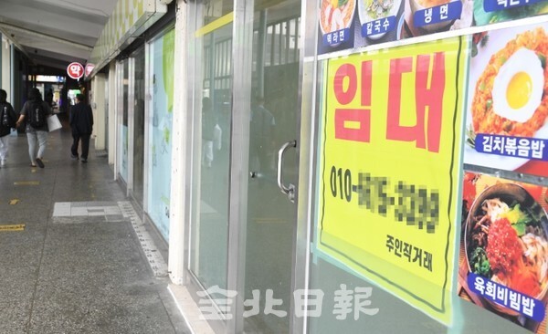도내 시외버스터미널 이용객들이 해마다 감소하면서 터미널 입점 상가들의 폐업이 이어지면서 4일 전주시외버스터미널의 한 상가에 임대 현수막이 붙어 있다. /사진 = 오세림 기자