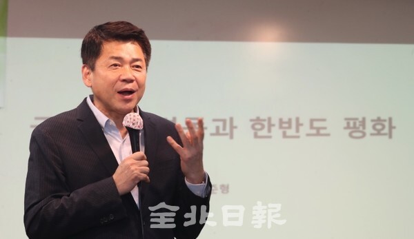 전북일보 리더스아카데미 제8기 2학기 3강의가 열린 지난달 30일 전북일보사 공자아카데미 화하관에서 김준형 전 국립외교원 원장이 '국제질서 변동과 한반도 평화'를 주제로 강의하고 있다. /사진 = 조현욱 기자