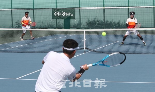 제32회 전북 직장 및 동호인 테니스대회가 열린 2일 순창 공설테니스장에서 대회에 참가한 선수들이 열띤 경기를 펼치고 있다. /사진 = 조현욱 기자