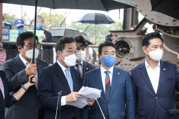 더불어민주당 이낙연 대선 경선 후보가 4일 경기도 파주시 임진각에서 외교 · 안보 · 통일 분야 정책 발표를 하고 있다. /사진 = 이낙연 캠프 제공