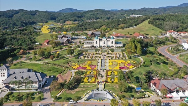 형형색색 국화가 만발한 임실치즈테마파크 전경.