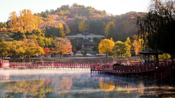 논개사당과 의암호의 가을 /사진 제공 = 장수군청