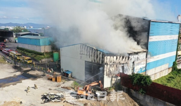 6일 전주시 팔복동 KC환경서비스 폐기물처리장에서 화재가 발생해 소방관들이 화재를 진압하고 있다. /사진 = 오세림 기자