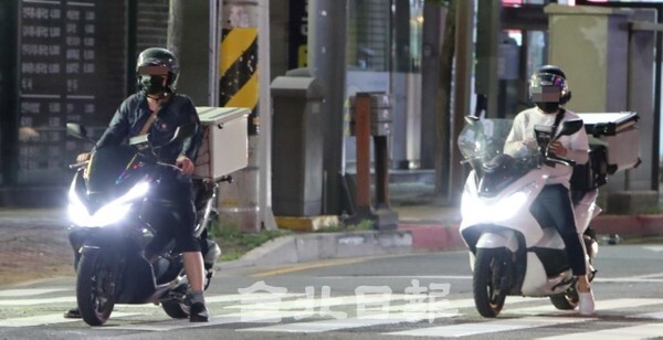 29일 전주시 중화산로에서 배달음식 기사들이 배달을 하고 있다. /사진 = 전북일보 DB