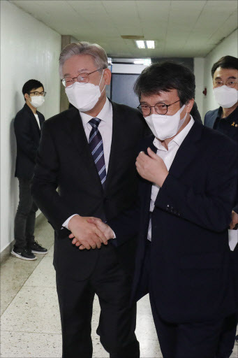 이재명 더불어민주당 대선 경선 후보인 경기도지사가 6일‘대장동 국민의힘 게이트, 열린민주당이 묻고 이재명이 답하다’ 열린민주당TV 유튜브 라이브 방송에 출연하기 위해 서울 여의도 열린민주당 당사를 방문하고 있다. /사진 = 국회사진기자단