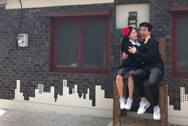 지난 군산시간여행 축제에서 근대복장 입기 체험을 하고 있는 방문객들.