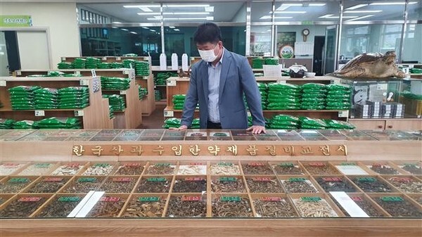 화순의 대표 특산 약용작물인 작약은 지난 2012년 지리적표시등록 제42호로 등록된 후 재배 면적 확대, 높은 품질 유지, 농가 소득 향상 등을 위해 꾸준히 노력하고 있다. 사진은 작약을 판매하고 있는 장면.