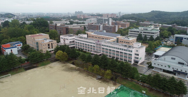 전북대학교 사범대학부설 고등학교가 에코시티 이전으로 인해 마찰을 빚고 있다. 사진은 7일 드론으로 촬영한 전북대사대부고 전경.  /조현욱 기자