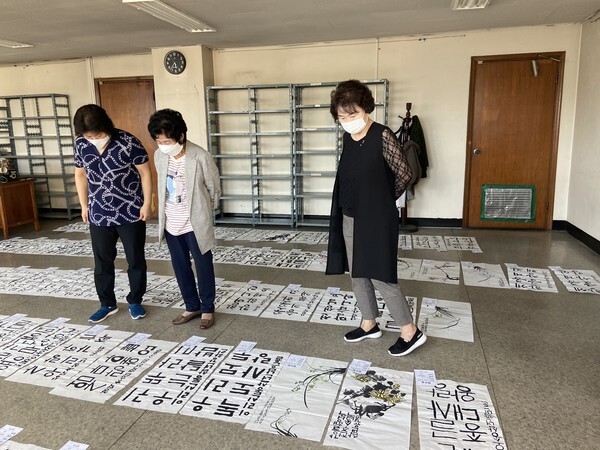 지난 6일 오전 10시 본회 사무실에서 ‘제42회 학생붓글씨대회’ 공모작을 심사하고 있다.