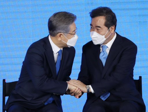 더불어민주당 제20대 대통령 후보에 선출된 이재명 경기도지사가 10일 오후 서울 송파구 올림픽공원 SK올림픽핸드볼경기장에서 열린 서울 합동연설회에서 이낙연 경선 후보의 축하를 받고 있다.  사진=국회사진기자단