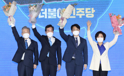 더불어민주당 제20대 대통령 후보에 선출된 이재명 경기도지사(왼쪽)가 10일 오후 서울 송파구 올림픽공원 SK올림픽핸드볼경기장에서 열린 서울 합동연설회에서 꽃다발을 들고 이낙연, 박용진, 추미애 경선 후보와 함께 기념촬영하고 있다. 사진=국회사진기자단