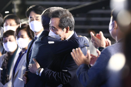 더불어민주당 제20대 대통령 후보에 선출된 이재명 경기도지사가 10일 오후 서울 송파구 올림픽공원 SK올림픽핸드볼경기장에서 열린 서울 합동연설회를 마치고 이낙연 경선 후보와 포옹하고 있다. 사진=국회사진기자단
