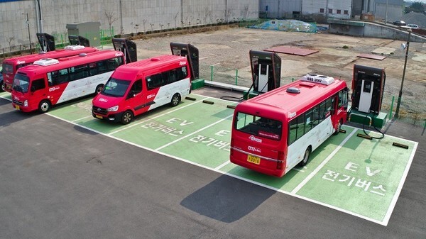 차고에서 충전 중인 전주시 마을버스 ‘바로온’.