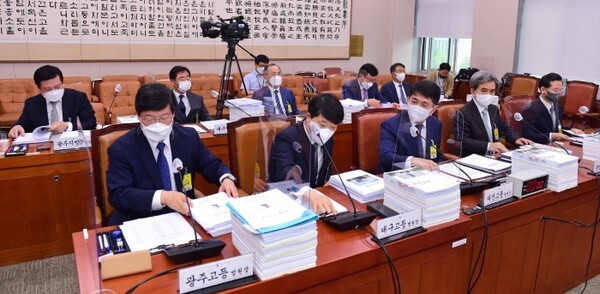 지난 8일 오전 국회 법제사법위원회에서 전주지방법원을 포함한 19개 지방법원의 국정감사가 진행됐다. 감사를 받고 있는 피감기관장들 /사진 = 연합뉴스