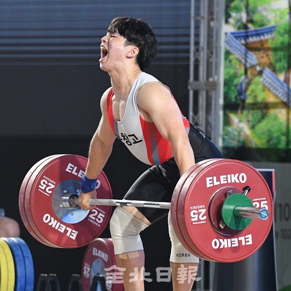 제102회 전국체육대회가 구미시를 중심으로 경상북도에서 열리고 있다. 10일 안동대 체육관에서 열린 역도 남자고등부에 출전한 순창고 임병진 선수가 인상에서 136Kg을 들어 올리며 금메달을 확정짓고 3관왕에 오르고 있다. /사진 = 오세림 기자