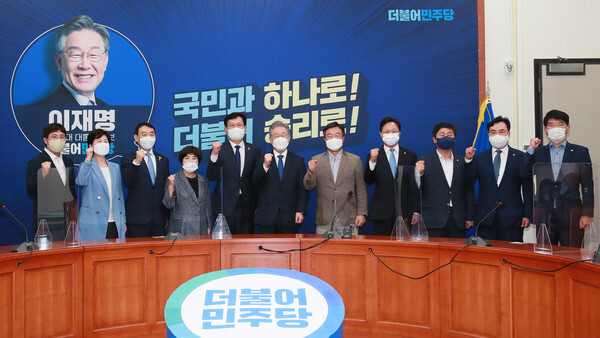 더불어민주당 송영길 대표와 제20대 대통령후보로 선출된 이재명 경기도지사가 11일 오후 서울 여의도 국회에서 열린 ‘당지도부-더불어민주당 대통령 후보 상견례’에 참석해 11일 오후 서울 여의도 국회에서 열린 '당지도부-더불어민주당 대통령 후보 상견례'에 참석해 파이팅을 외치고 있다. /사진 = 연합뉴스