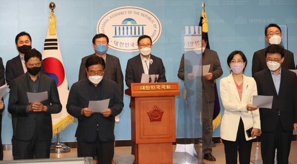 더불어민주당 이낙연 캠프 홍영표 공동선대위원장 등 캠프 의원들이 11일 국회 소통관에서 기자회견을 열고 “민주당 선거관리위원회와 지도부의 경선 결과 발표는 명백히 당헌·당규에 위배된다”며 “지도부는 즉시 최고위원회의를 소집해 당헌·당규 위반을 바로잡는 절차를 하루빨리 진행해야 한다”고 주장하고 있다.  /사진 = 연합뉴스