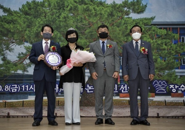 14회 의암 주논개상 추대자 기념촬영. (왼쪽부터) 신봉수 논개선양회장 신명 추대자 장영수 군수 김용문 의장