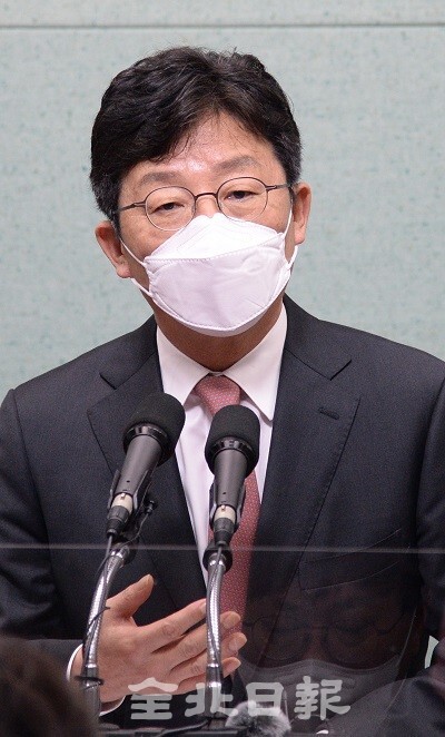 10일 유승민 국민의힘 대선 경선 후보가 전북도의회에서 기자회견을 열고 취재진의 질의에 답변하고 있다. /사진 = 조현욱 기자