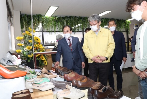 유진섭 정읍시장이 청년 메이커센터 시설을 둘러보고 있다.