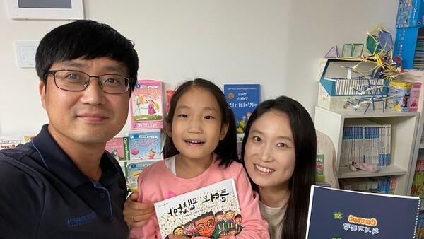 우리 집을 책 놀이터로 만들어 다양한 독서 활동을 진행하고 있는 하율이네 가족.