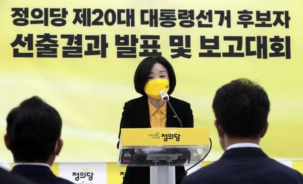 정의당 대선 경선 결선에 진출한 심상정 의원이 6일 국회에서 열린 '정의당 대선후보 선출결과 발표 및 보고대회'에서 결과 발표 뒤 발언을 하고 있다. 이날 선출결과 발표에서 과반 득표자가 나오지 않아 1위를 차지한 심상정 의원과 2위를 차지한 이정미 전 대표가 12일 대선 경선 결선을 치른다. 2021.10.6 [국회사진기자단] /연합뉴스