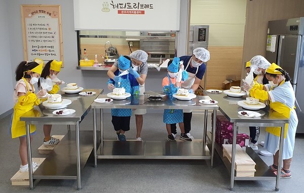 완주놀자지역아동센터 아이들이 미니케이크체험 활동을 하고 있다.