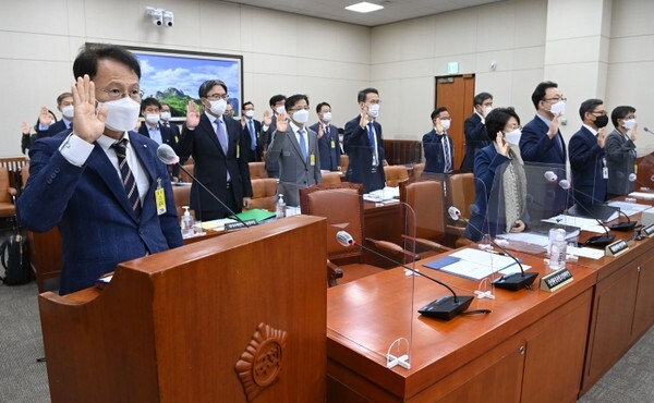 신진수 중앙환경분쟁조정위원장(왼쪽) 등 증인들이 13일 서울 여의도 국회에서 열린 환경노동위원회 국정감사에서 증인 선서하고 있다. /사진 = 국회사진기자단