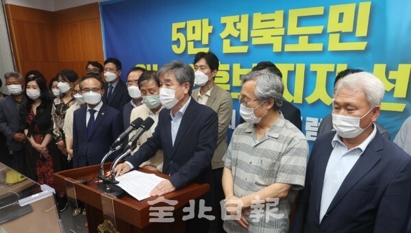 9월 7일 신복지 전북포럼 관계자들이 전북도의회에서 이낙연 후보 지지 선언을 하고 있다. /사진 = 전북일보DB