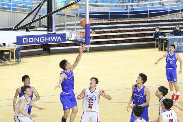 전주고등학교가 남자 농구 준결승 경기를 펼치고 있는 모습.